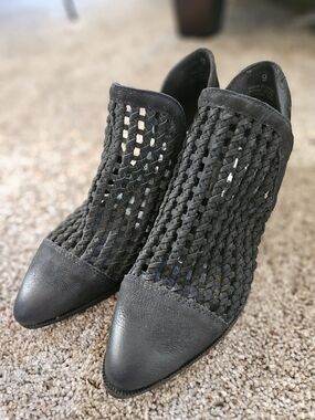Sbicca. NEVER WORN. LEATHER Woven Black Women's Pointed-Toe Ankle Booties
